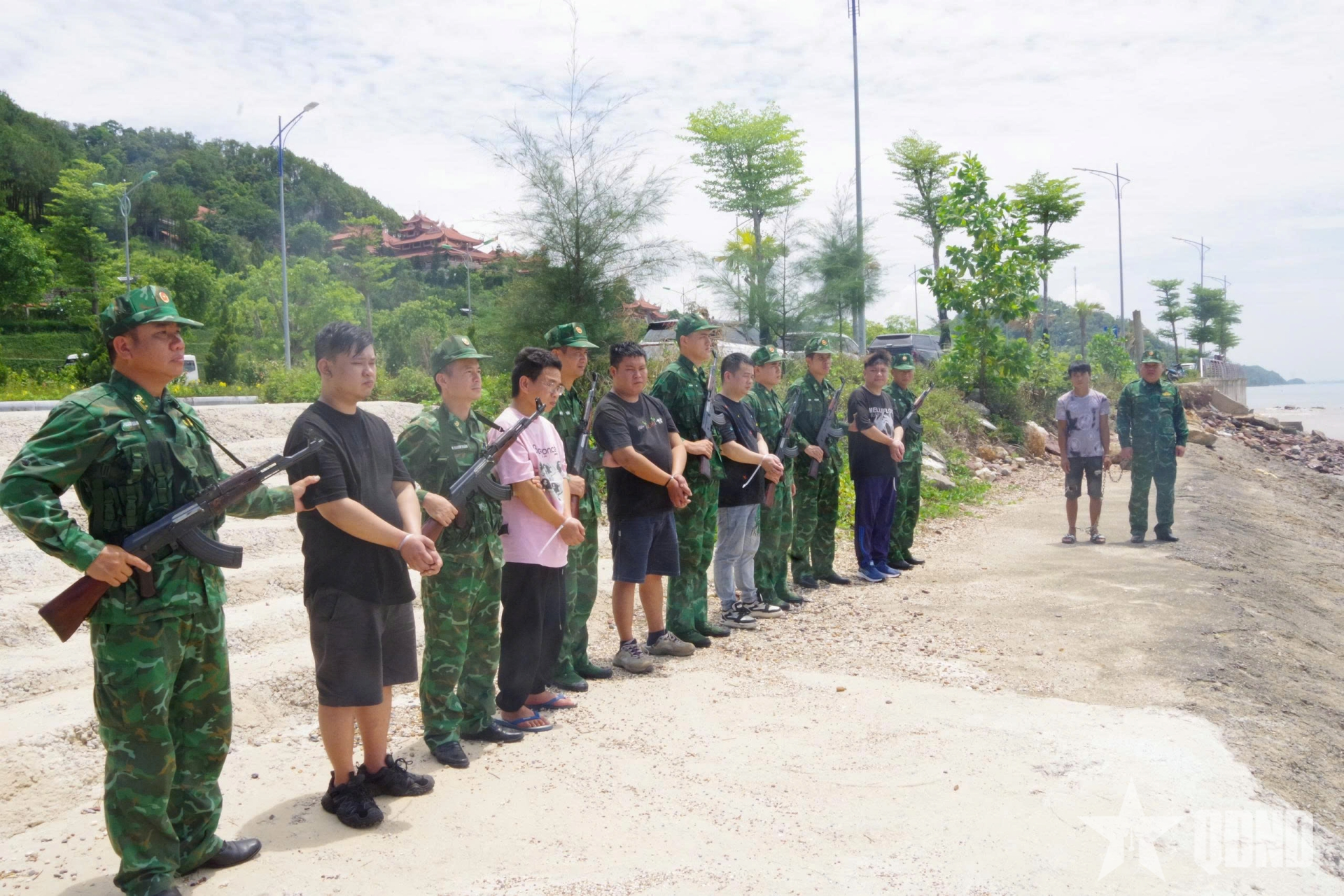 Bắt vụ tổ chức cho người khác xuất cảnh trái phép
